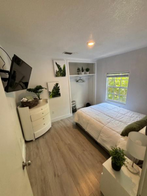 Queen bedroom in best Location! APARTMENT IS SHARED In a 2 rooms apt - Parking, Laundry and Drop Off Lugagge !